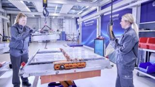 مصنع لإعادة تدوير بطاريات السيارات الكهربائية لإنقاذ أكثر من مليون سيارة سنويًا