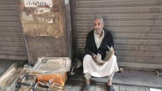 مسن مصري يفقد بصره حزنا على جحود ابنيه: “أمهما هجرت المنزل واصطحبتهما”