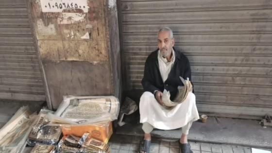 مسن مصري يفقد بصره حزنا على جحود ابنيه: “أمهما هجرت المنزل واصطحبتهما”