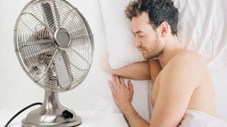 خبيرة تحذر من تشغيل المروحة أثناء النوم.. “جفاف العينين”