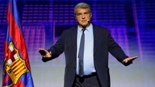 لابورتا يكشف عروضاً قوية لشراء لاعبين من برشلونة